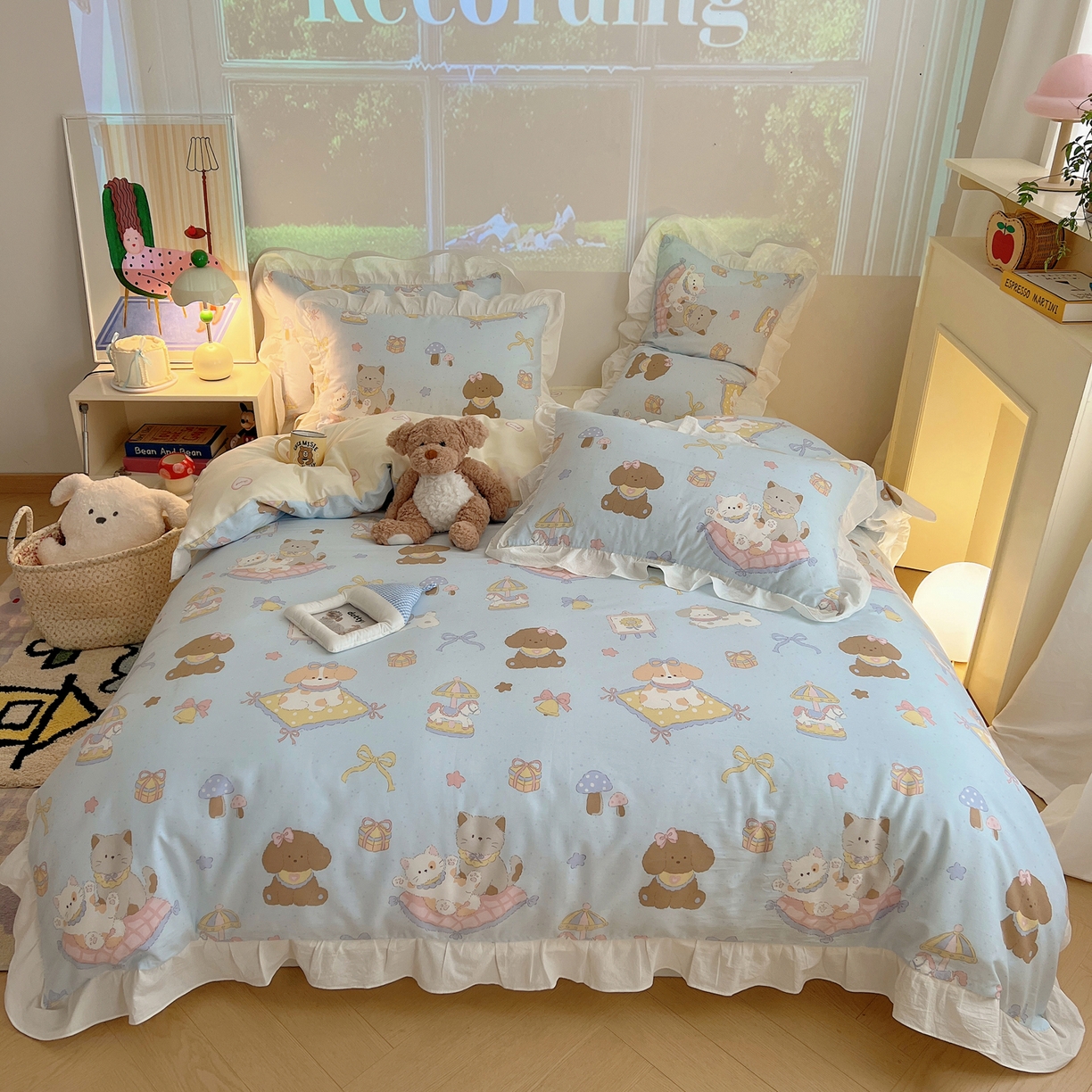 91家纺网 家纺一手货源 找家纺 六巷胡同 2026春夏新款韩系花边款卡通全棉四件套（第二系列）风格一 花边猫狗游园会