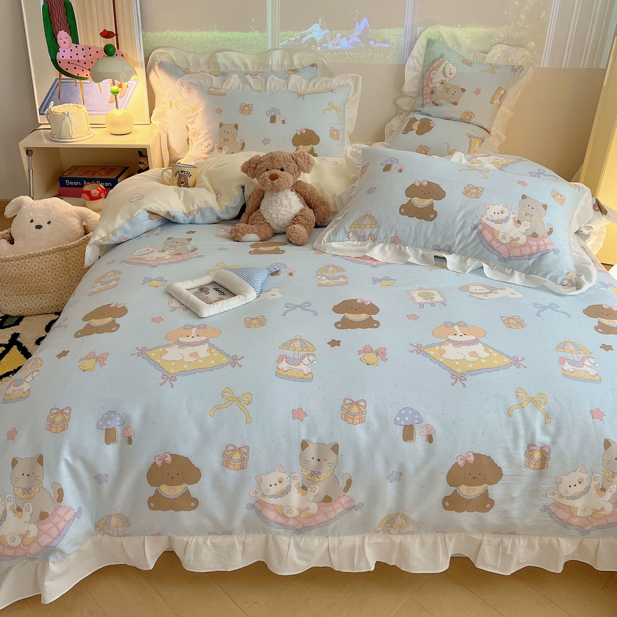 91家纺网 家纺一手货源 找家纺 六巷胡同 2026春夏新款韩系花边款卡通全棉四件套（第二系列）风格一 花边猫狗游园会