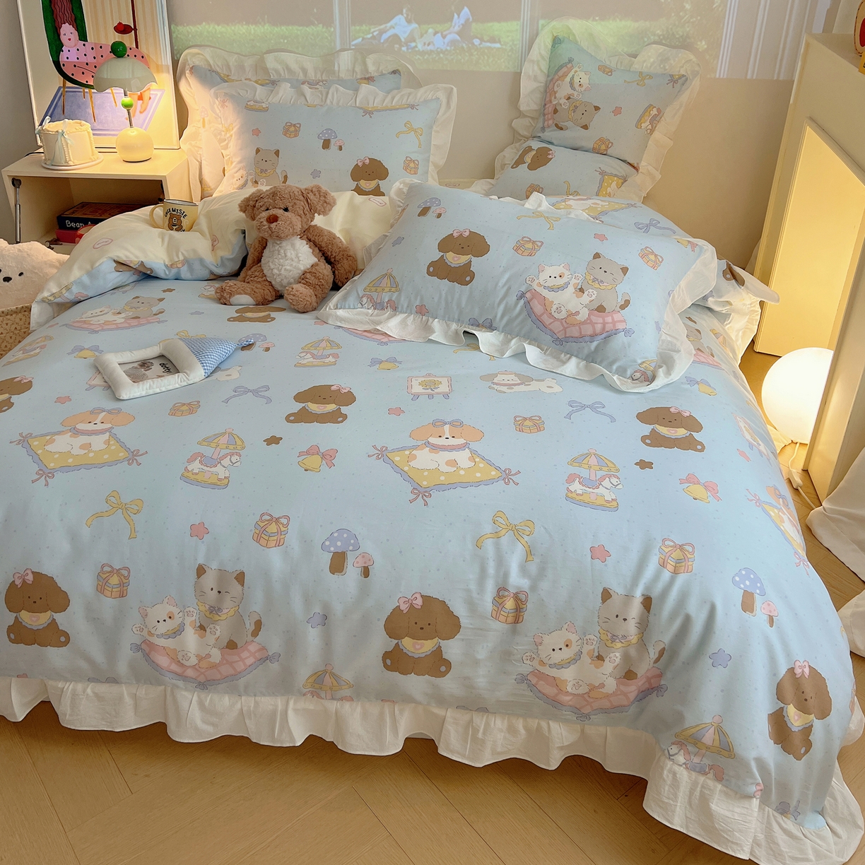 91家纺网 家纺一手货源 找家纺 六巷胡同 2026春夏新款韩系花边款卡通全棉四件套（第二系列）风格一 花边猫狗游园会