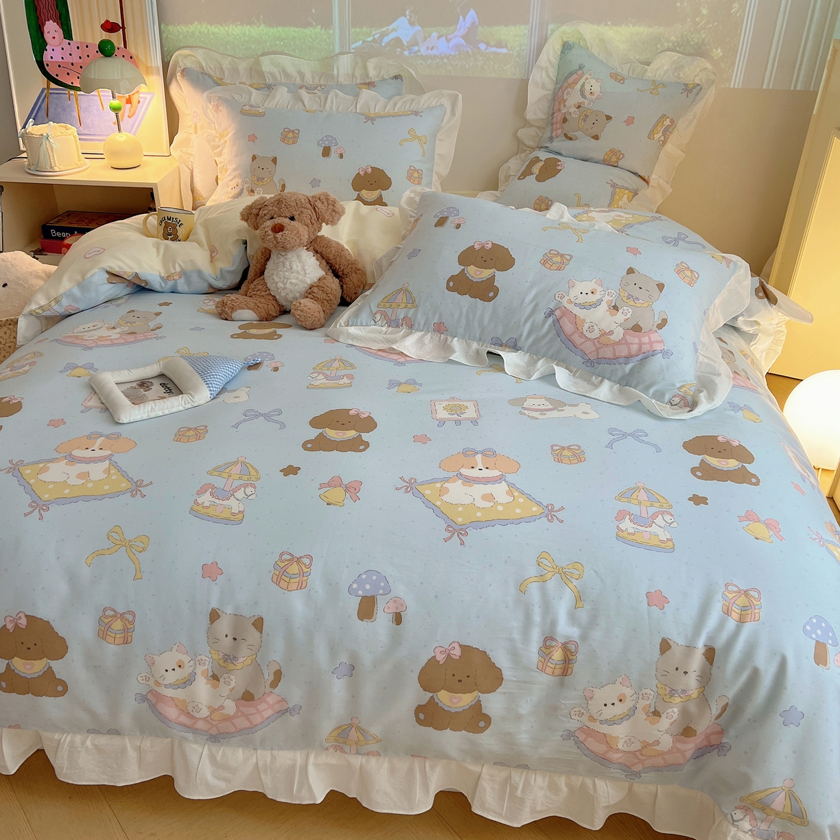 91家纺网 家纺一手货源 找家纺 六巷胡同 2026春夏新款韩系花边款卡通全棉四件套（第二系列）风格一 花边猫狗游园会