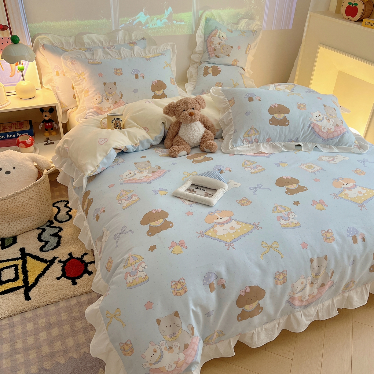 91家纺网 家纺一手货源 找家纺 六巷胡同 2026春夏新款韩系花边款卡通全棉四件套（第二系列）风格一 花边猫狗游园会