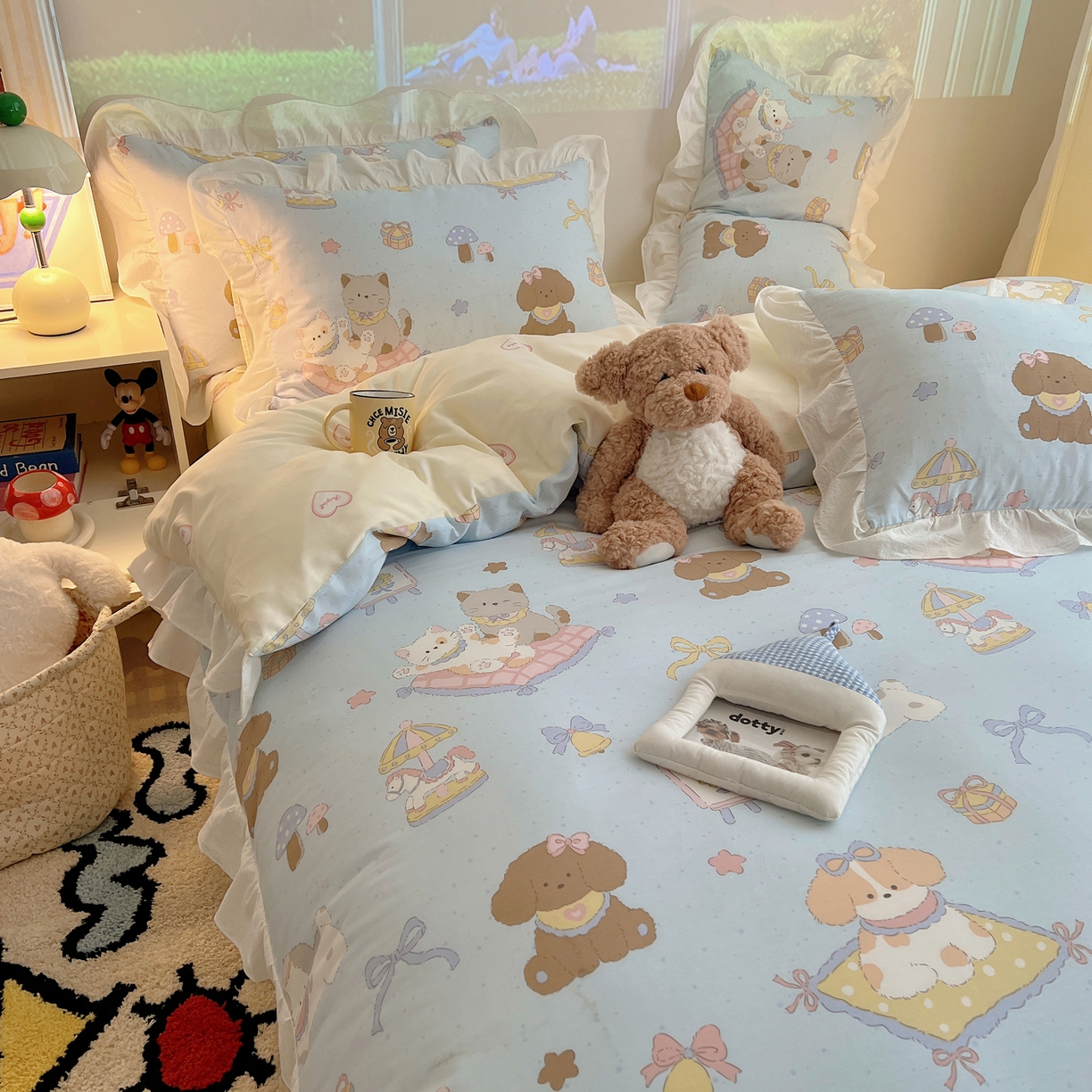 91家纺网 家纺一手货源 找家纺 六巷胡同 2026春夏新款韩系花边款卡通全棉四件套（第二系列）风格一 花边猫狗游园会