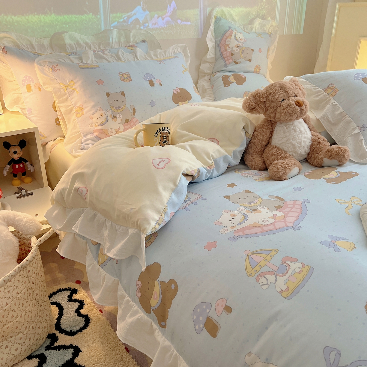 91家纺网 家纺一手货源 找家纺 六巷胡同 2026春夏新款韩系花边款卡通全棉四件套（第二系列）风格一 花边猫狗游园会