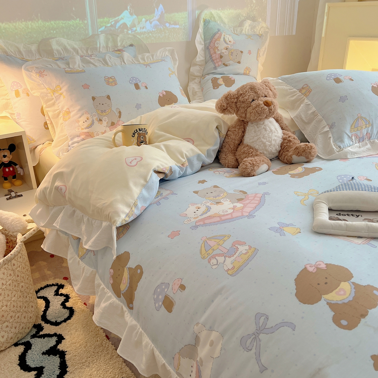 91家纺网 家纺一手货源 找家纺 六巷胡同 2026春夏新款韩系花边款卡通全棉四件套（第二系列）风格一 花边猫狗游园会