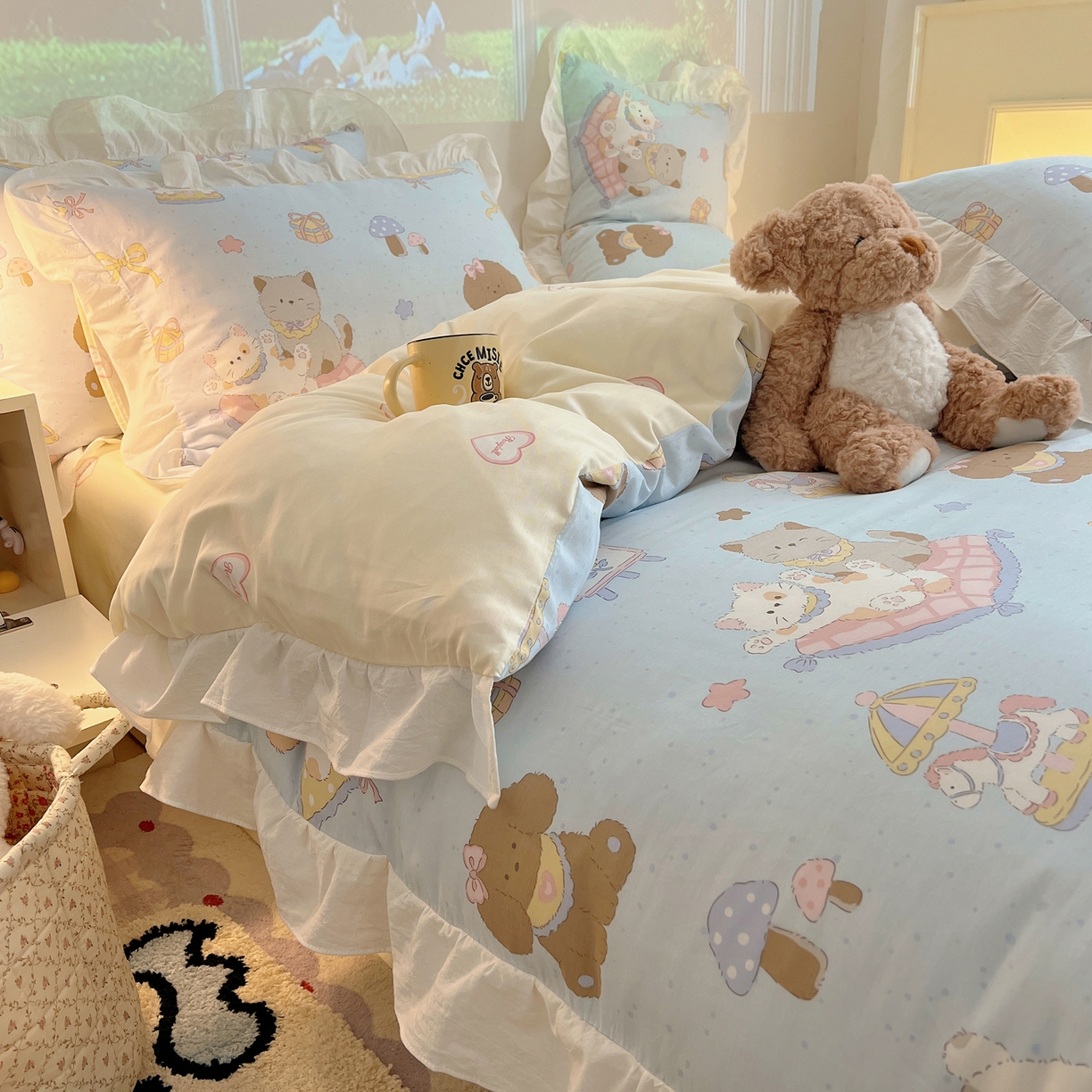 91家纺网 家纺一手货源 找家纺 六巷胡同 2026春夏新款韩系花边款卡通全棉四件套（第二系列）风格一 花边猫狗游园会