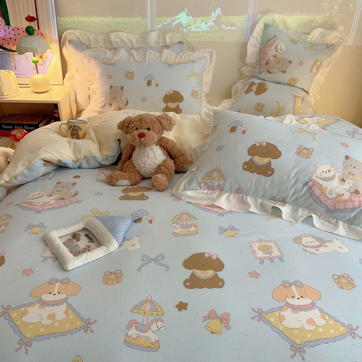 91家纺网 家纺一手货源 找家纺 六巷胡同 2026春夏新款韩系花边款卡通全棉四件套（第二系列）风格一 花边猫狗游园会