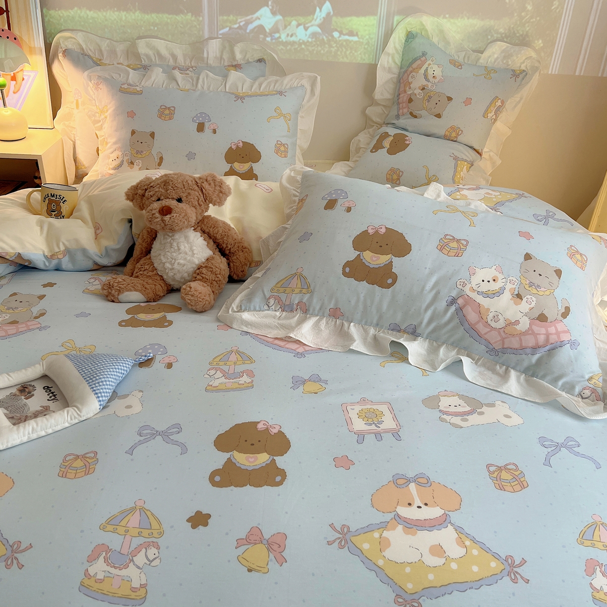 91家纺网 家纺一手货源 找家纺 六巷胡同 2026春夏新款韩系花边款卡通全棉四件套（第二系列）风格一 花边猫狗游园会