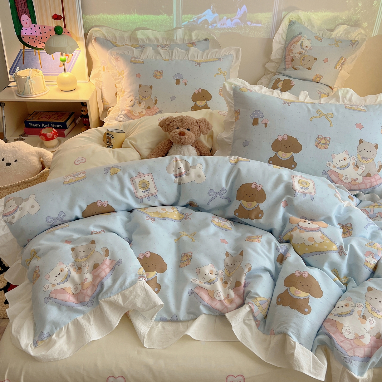 91家纺网 家纺一手货源 找家纺 六巷胡同 2026春夏新款韩系花边款卡通全棉四件套（第二系列）风格一 花边猫狗游园会