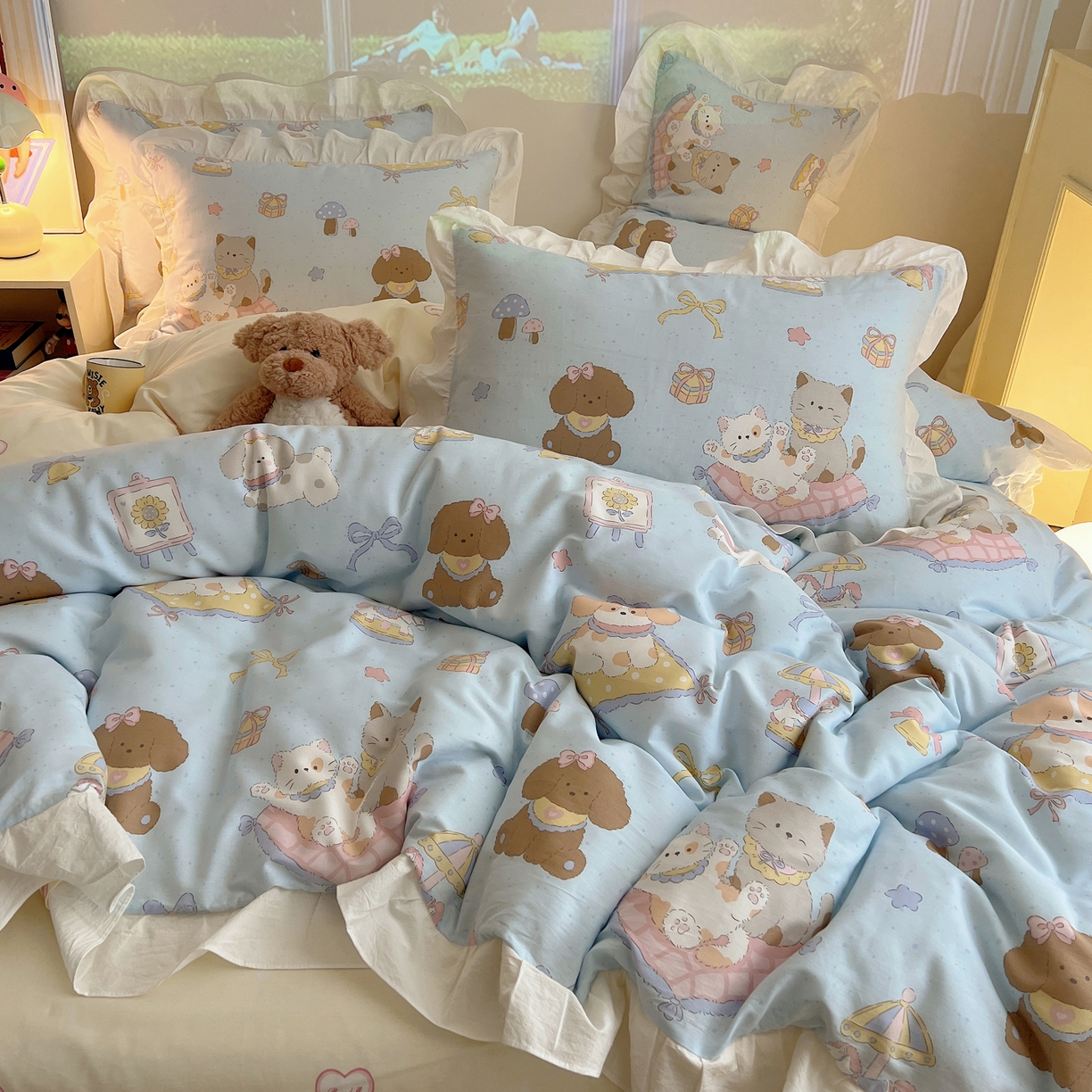 91家纺网 家纺一手货源 找家纺 六巷胡同 2026春夏新款韩系花边款卡通全棉四件套（第二系列）风格一 花边猫狗游园会