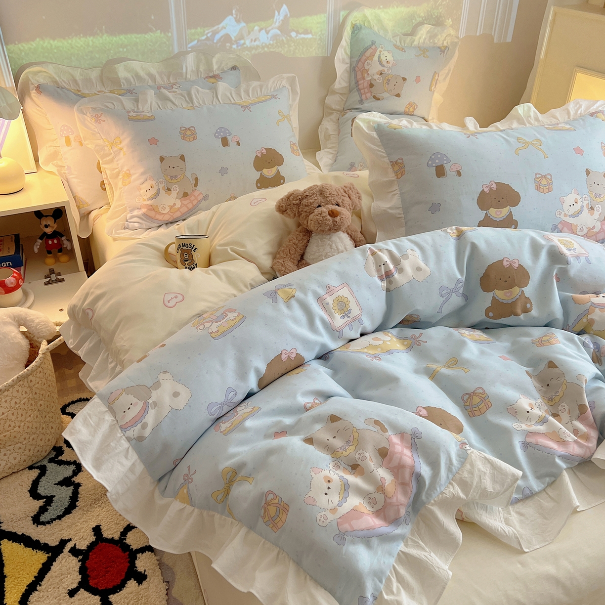 91家纺网 家纺一手货源 找家纺 六巷胡同 2026春夏新款韩系花边款卡通全棉四件套（第二系列）风格一 花边猫狗游园会