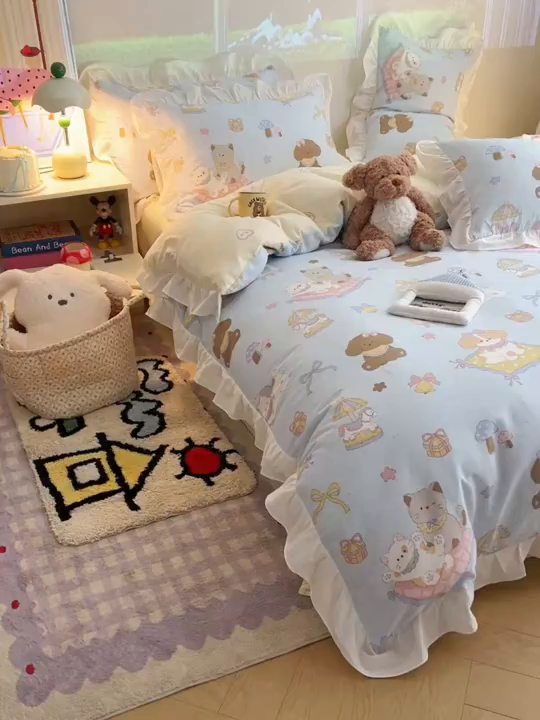 91家纺网 家纺一手货源 找家纺 六巷胡同 2026春夏新款韩系花边款卡通全棉四件套（第二系列）风格一 花边猫狗游园会