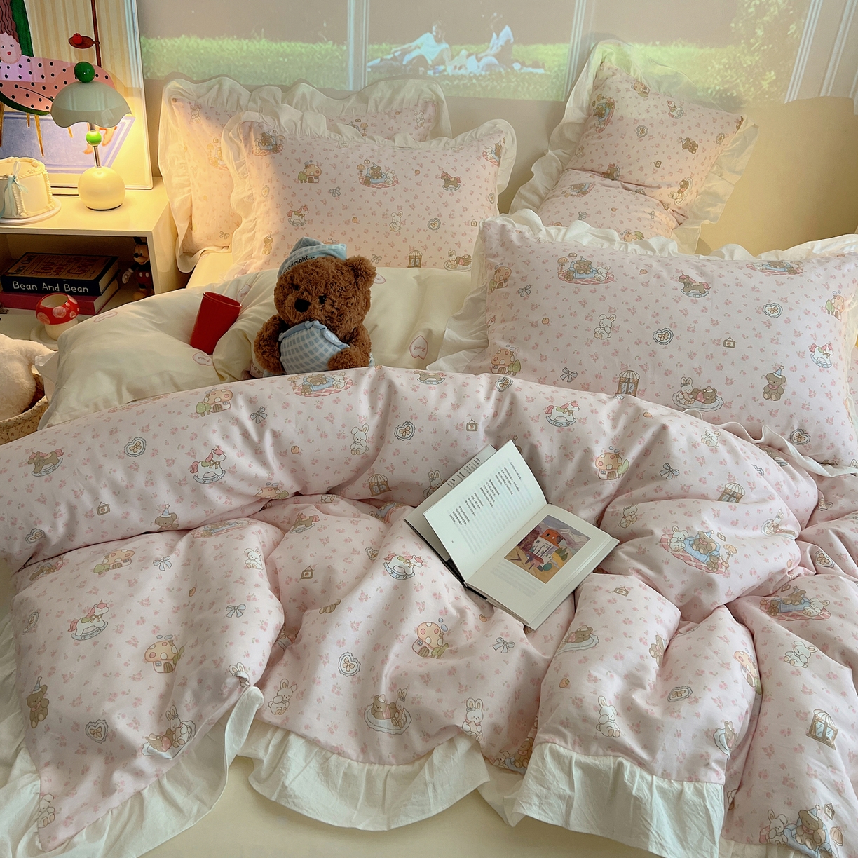 91家纺网 家纺一手货源 找家纺 六巷胡同 2026春夏新款韩系花边款卡通全棉四件套（第二系列）风格一 花边秘境木马记