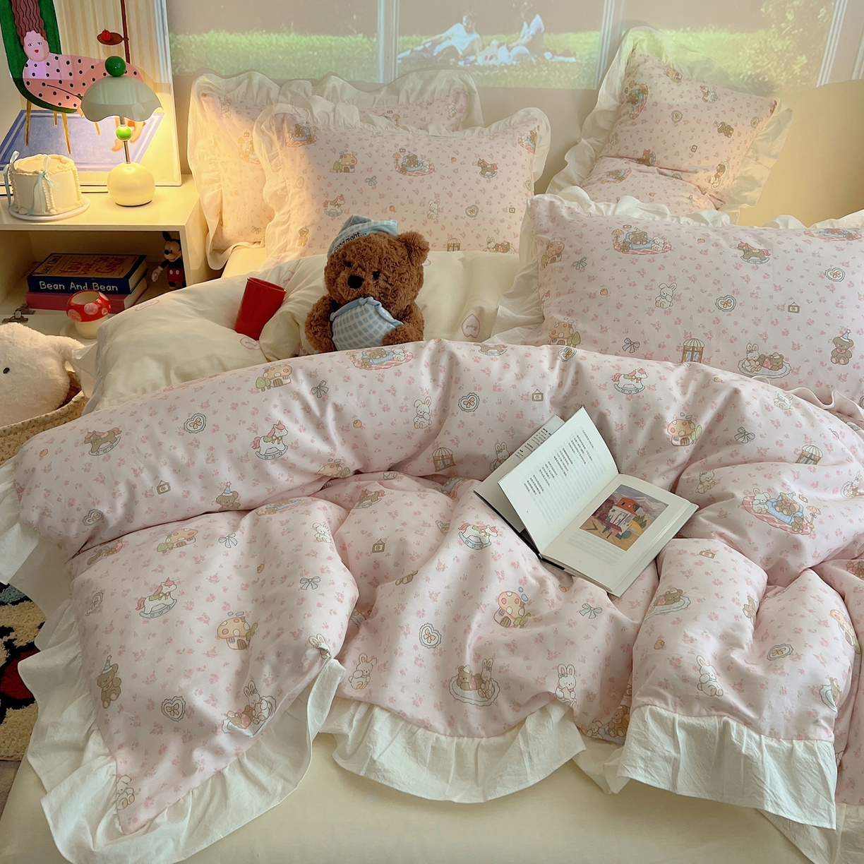 91家纺网 家纺一手货源 找家纺 六巷胡同 2026春夏新款韩系花边款卡通全棉四件套（第二系列）风格一 花边秘境木马记