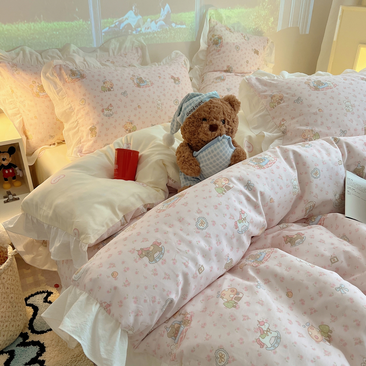 91家纺网 家纺一手货源 找家纺 六巷胡同 2026春夏新款韩系花边款卡通全棉四件套（第二系列）风格一 花边秘境木马记