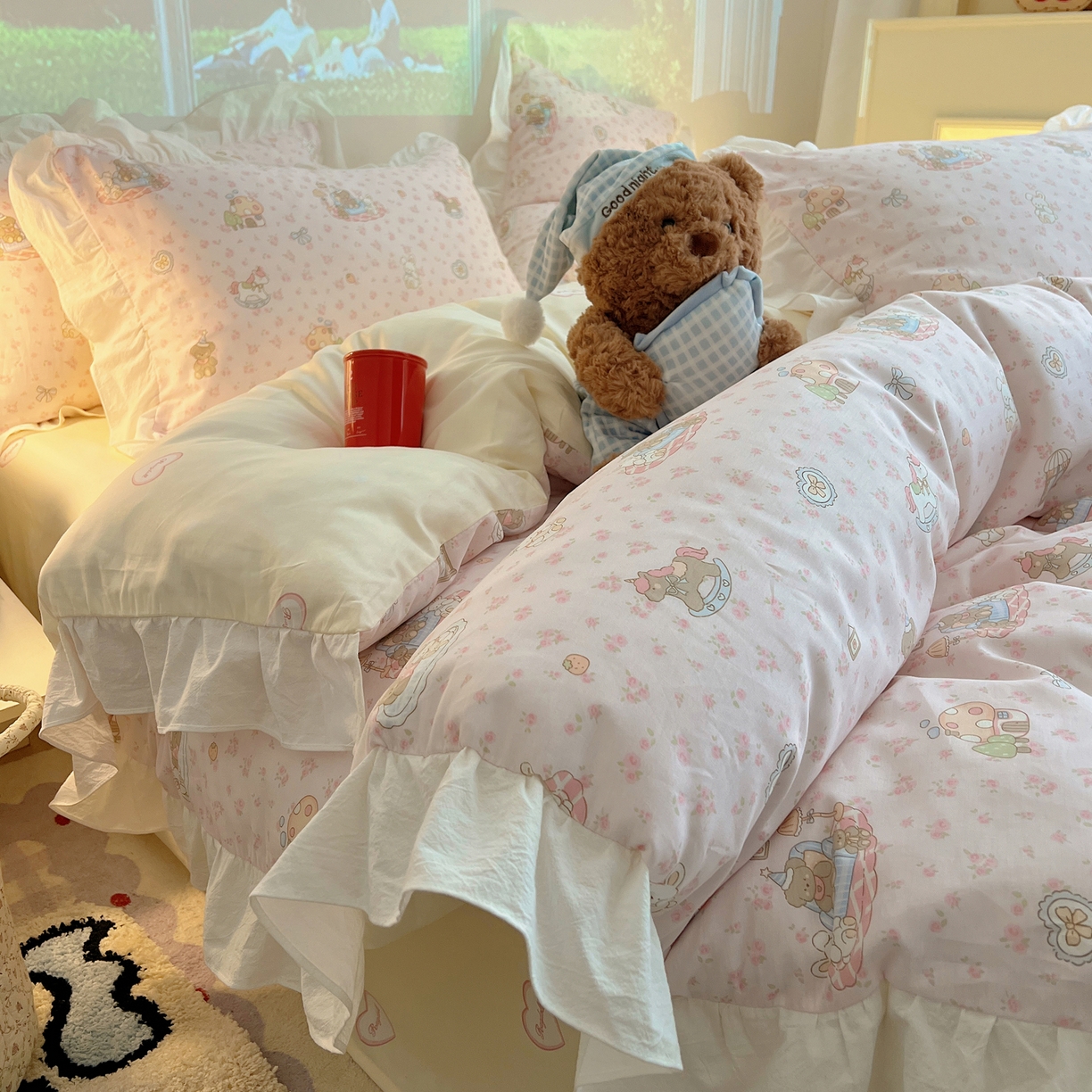 91家纺网 家纺一手货源 找家纺 六巷胡同 2026春夏新款韩系花边款卡通全棉四件套（第二系列）风格一 花边秘境木马记