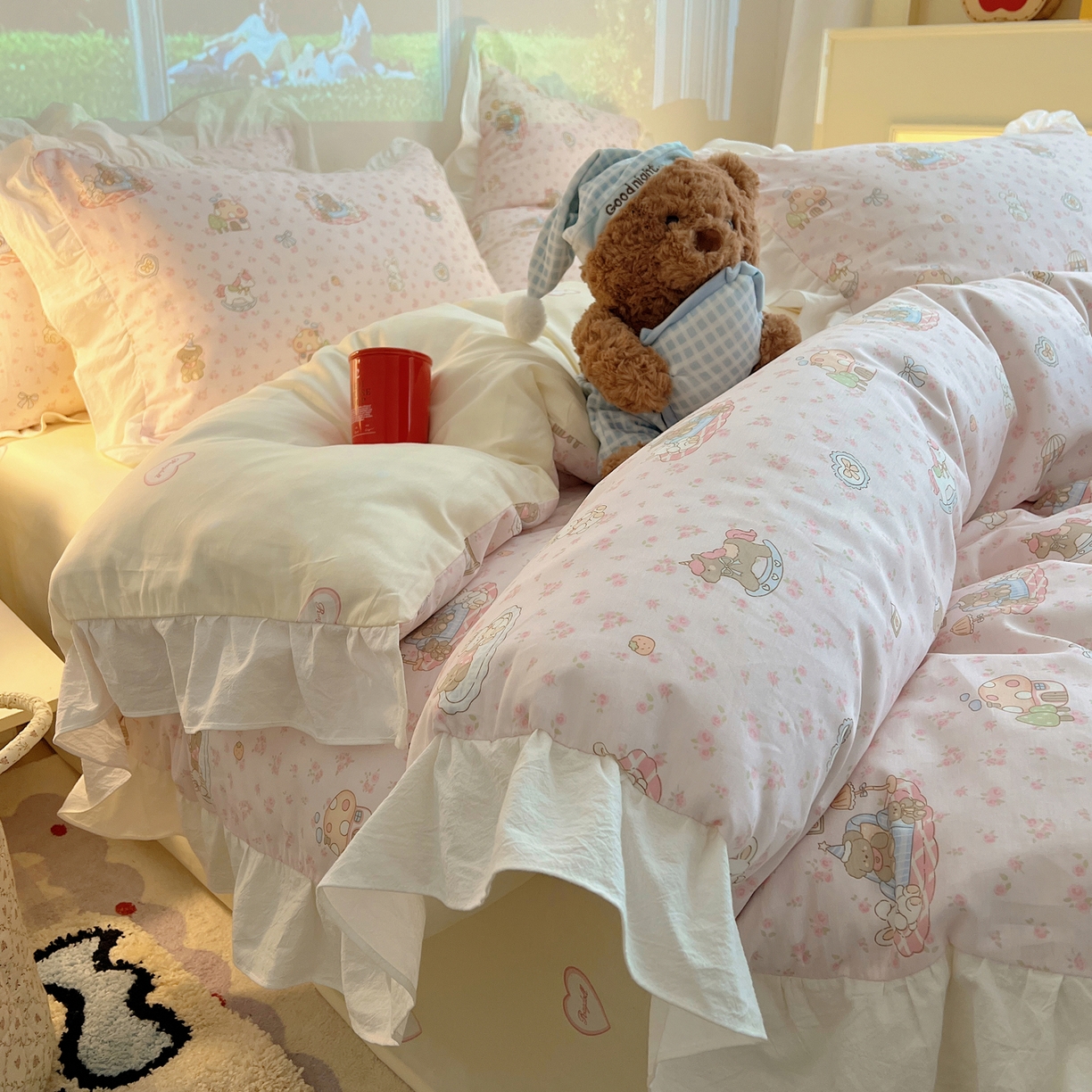 91家纺网 家纺一手货源 找家纺 六巷胡同 2026春夏新款韩系花边款卡通全棉四件套（第二系列）风格一 花边秘境木马记