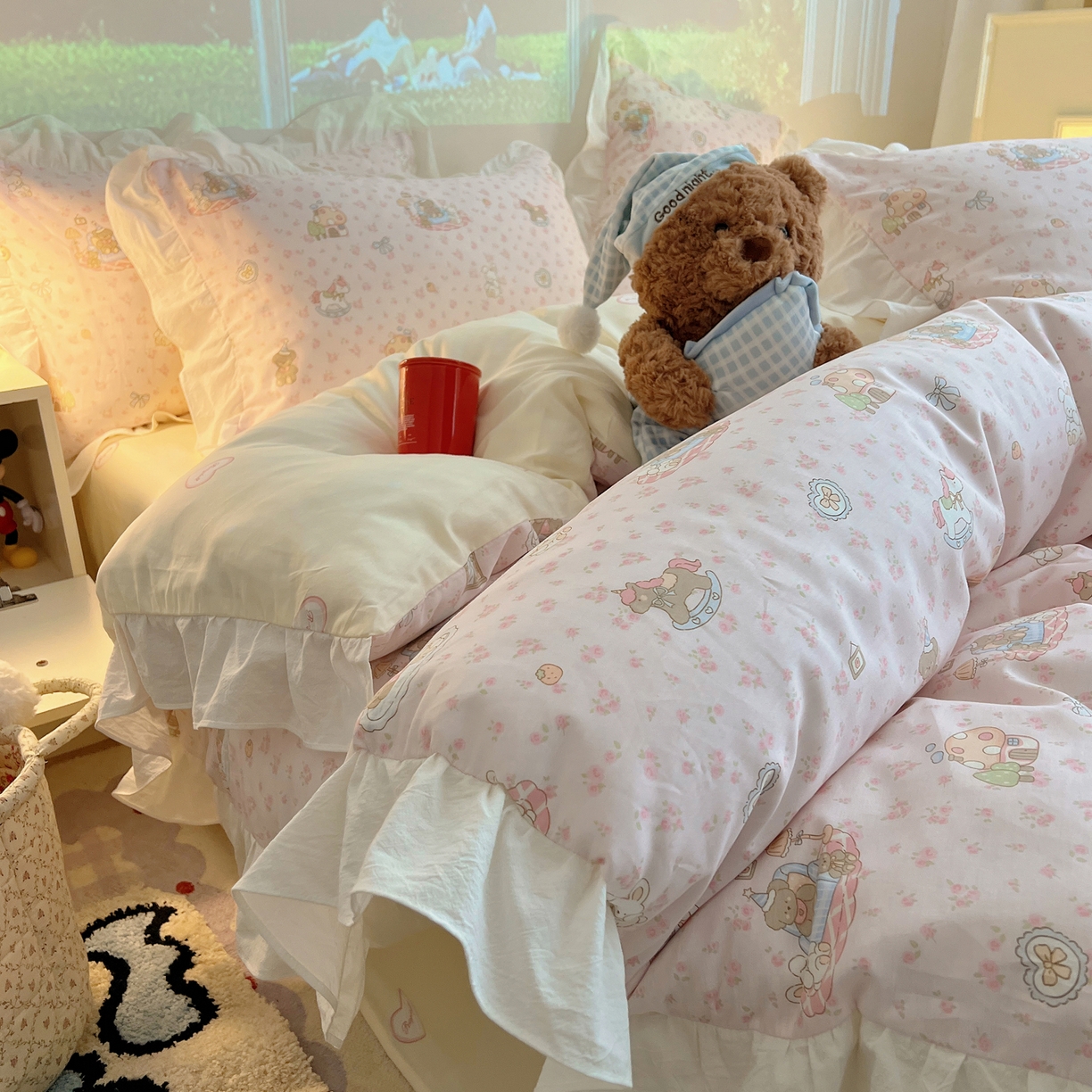 91家纺网 家纺一手货源 找家纺 六巷胡同 2026春夏新款韩系花边款卡通全棉四件套（第二系列）风格一 花边秘境木马记