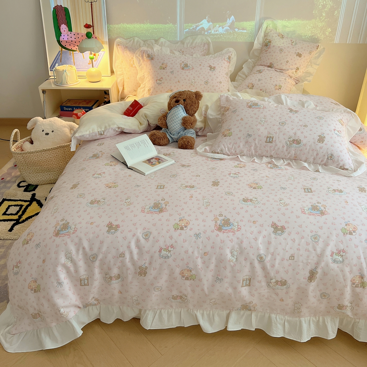 91家纺网 家纺一手货源 找家纺 六巷胡同 2026春夏新款韩系花边款卡通全棉四件套（第二系列）风格一 花边秘境木马记