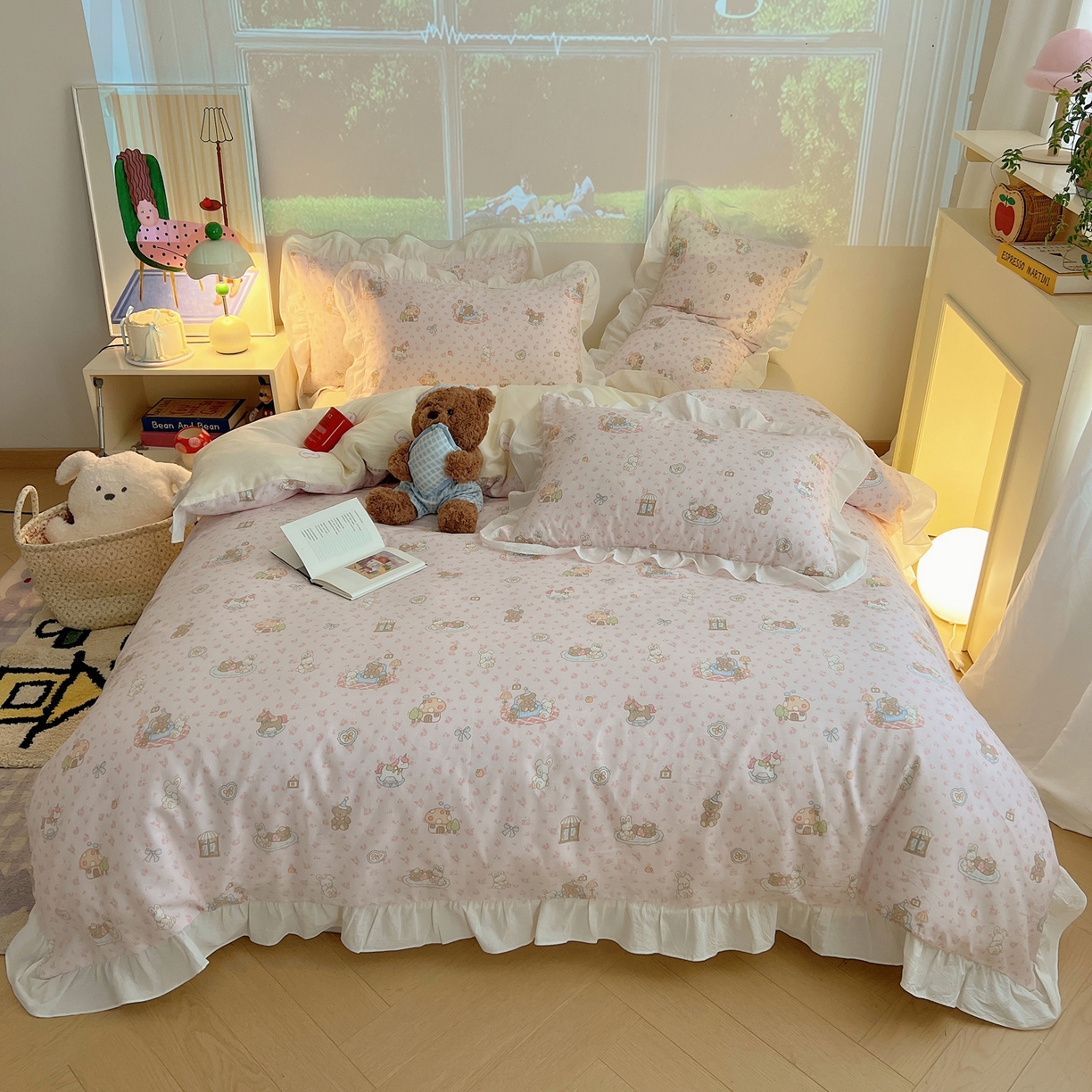 91家纺网 家纺一手货源 找家纺 六巷胡同 2026春夏新款韩系花边款卡通全棉四件套（第二系列）风格一 花边秘境木马记