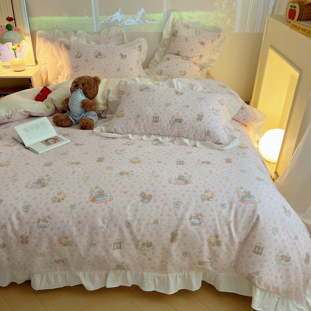 91家纺网 家纺一手货源 找家纺 六巷胡同 2026春夏新款韩系花边款卡通全棉四件套（第二系列）风格一 花边秘境木马记