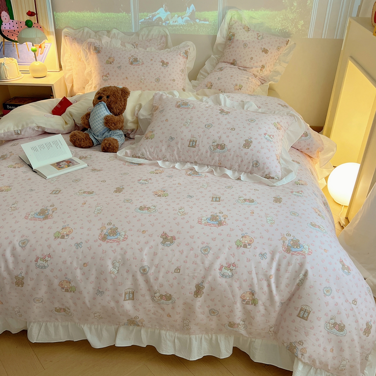 91家纺网 家纺一手货源 找家纺 六巷胡同 2026春夏新款韩系花边款卡通全棉四件套（第二系列）风格一 花边秘境木马记