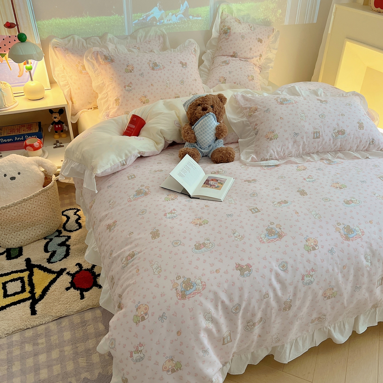 91家纺网 家纺一手货源 找家纺 六巷胡同 2026春夏新款韩系花边款卡通全棉四件套（第二系列）风格一 花边秘境木马记