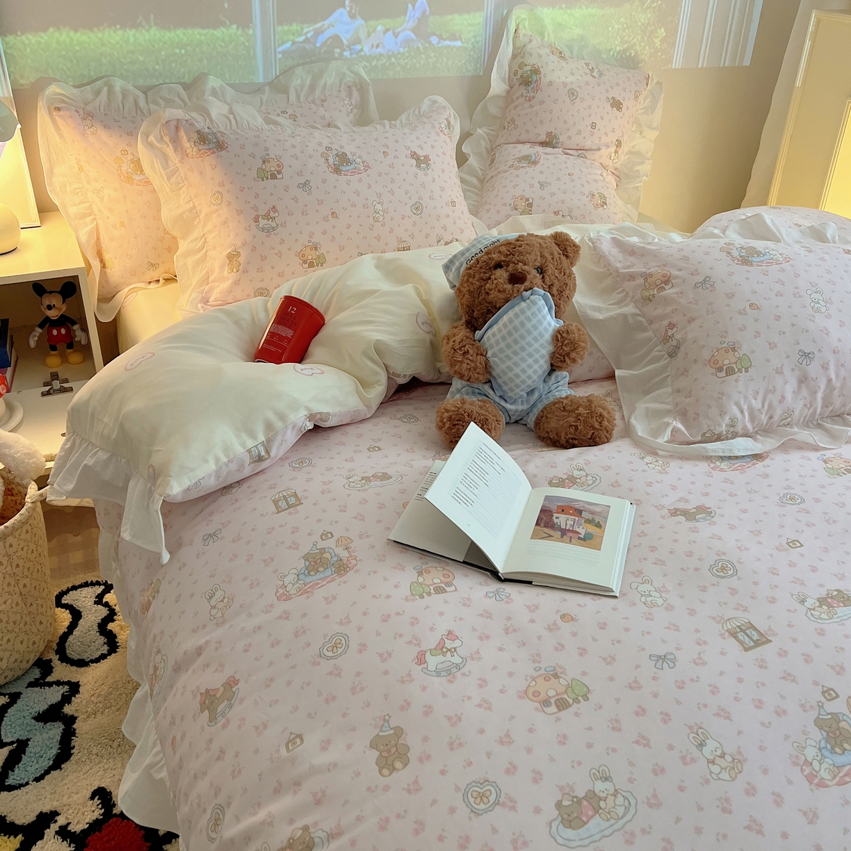 91家纺网 家纺一手货源 找家纺 六巷胡同 2026春夏新款韩系花边款卡通全棉四件套（第二系列）风格一 花边秘境木马记