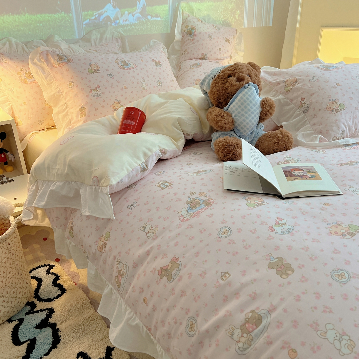 91家纺网 家纺一手货源 找家纺 六巷胡同 2026春夏新款韩系花边款卡通全棉四件套（第二系列）风格一 花边秘境木马记