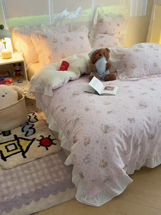 91家纺网 家纺一手货源 找家纺 六巷胡同 2026春夏新款韩系花边款卡通全棉四件套（第二系列）风格一 花边秘境木马记