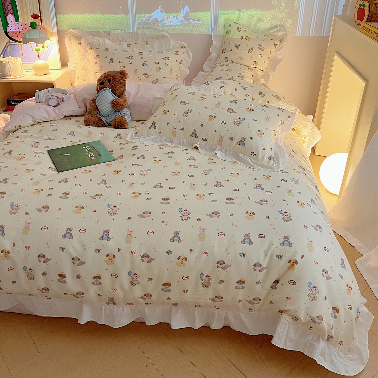 91家纺网 家纺一手货源 找家纺 六巷胡同 2026春夏新款韩系花边款卡通全棉四件套（第二系列）风格一 花边气球派希犬