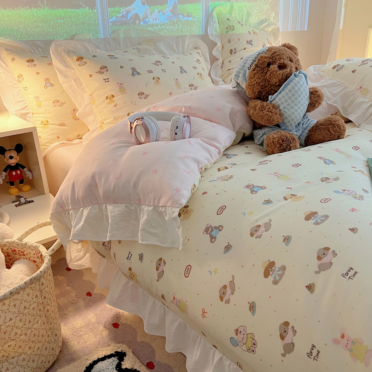 91家纺网 家纺一手货源 找家纺 六巷胡同 2026春夏新款韩系花边款卡通全棉四件套（第二系列）风格一 花边气球派希犬