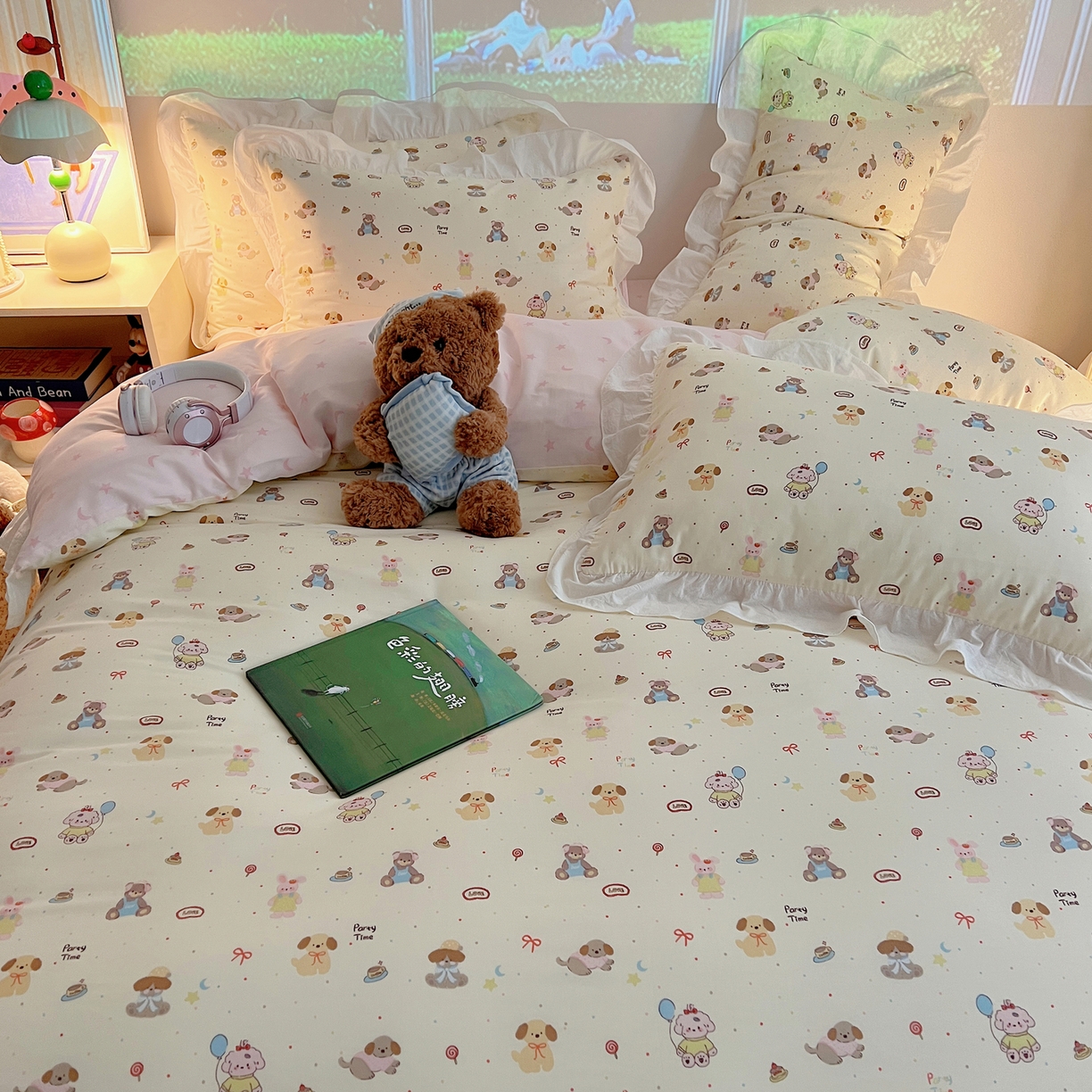 91家纺网 家纺一手货源 找家纺 六巷胡同 2026春夏新款韩系花边款卡通全棉四件套（第二系列）风格一 花边气球派希犬