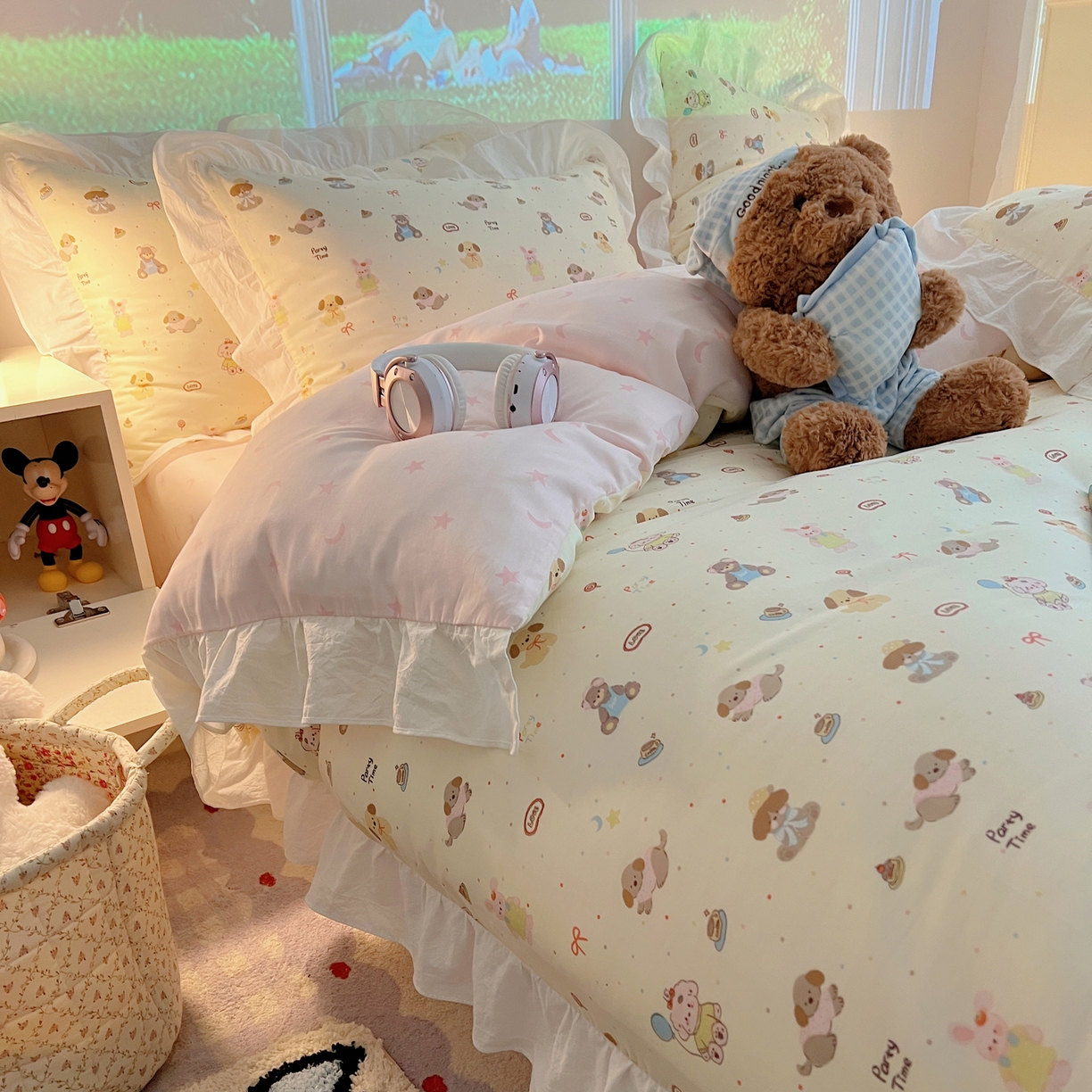 91家纺网 家纺一手货源 找家纺 六巷胡同 2026春夏新款韩系花边款卡通全棉四件套（第二系列）风格一 花边气球派希犬