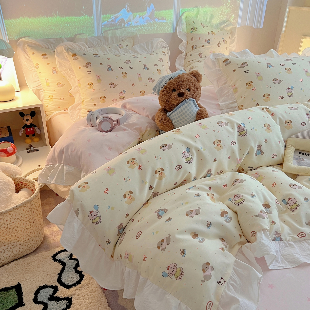 91家纺网 家纺一手货源 找家纺 六巷胡同 2026春夏新款韩系花边款卡通全棉四件套（第二系列）风格一 花边气球派希犬