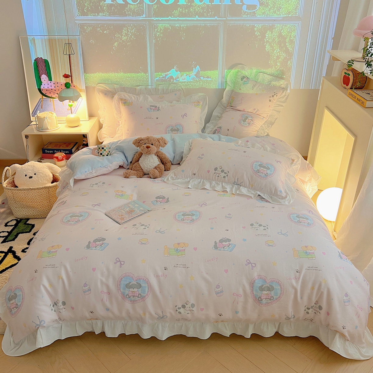 91家纺网 家纺一手货源 找家纺 六巷胡同 2026春夏新款韩系花边款卡通全棉四件套（第二系列）风格一 花边小狗茶话会