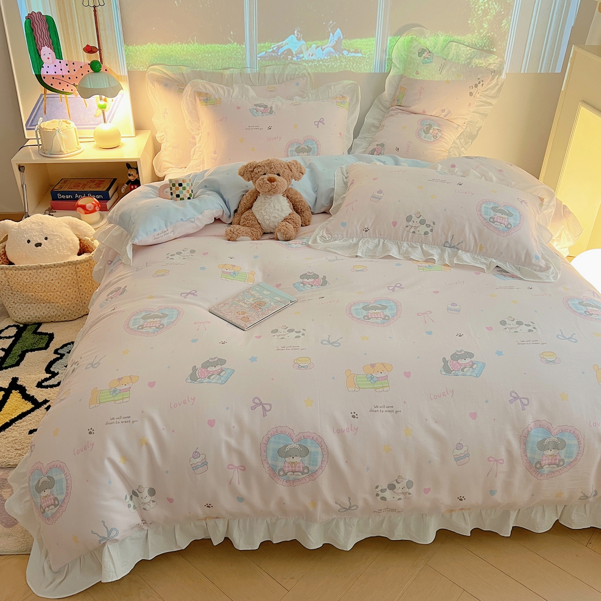 91家纺网 家纺一手货源 找家纺 六巷胡同 2026春夏新款韩系花边款卡通全棉四件套（第二系列）风格一 花边小狗茶话会