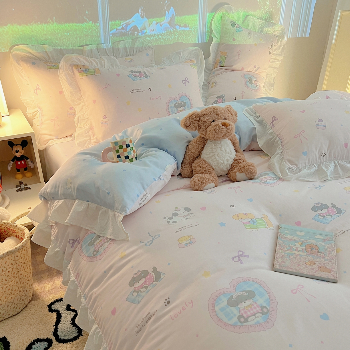 91家纺网 家纺一手货源 找家纺 六巷胡同 2026春夏新款韩系花边款卡通全棉四件套（第二系列）风格一 花边小狗茶话会