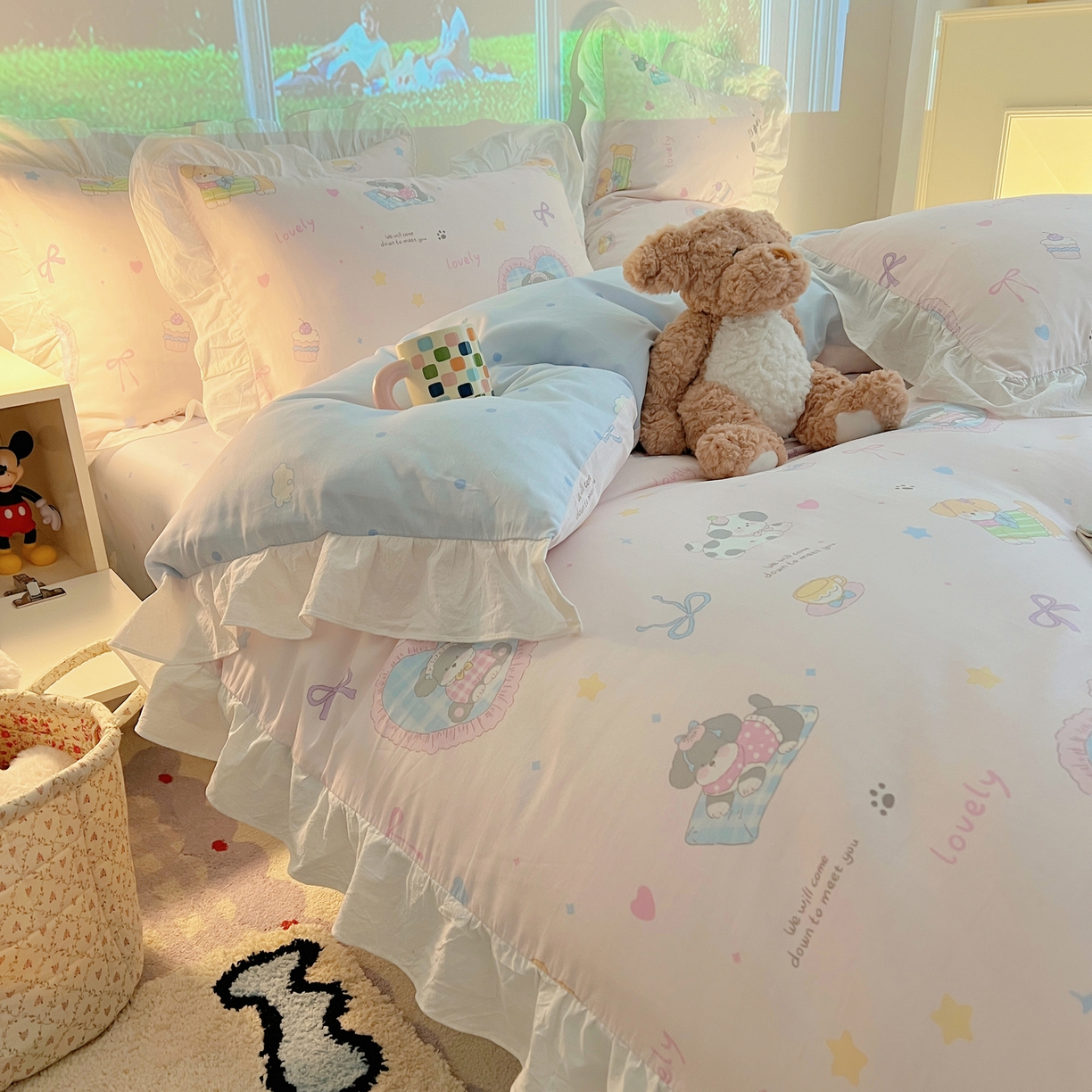 91家纺网 家纺一手货源 找家纺 六巷胡同 2026春夏新款韩系花边款卡通全棉四件套（第二系列）风格一 花边小狗茶话会