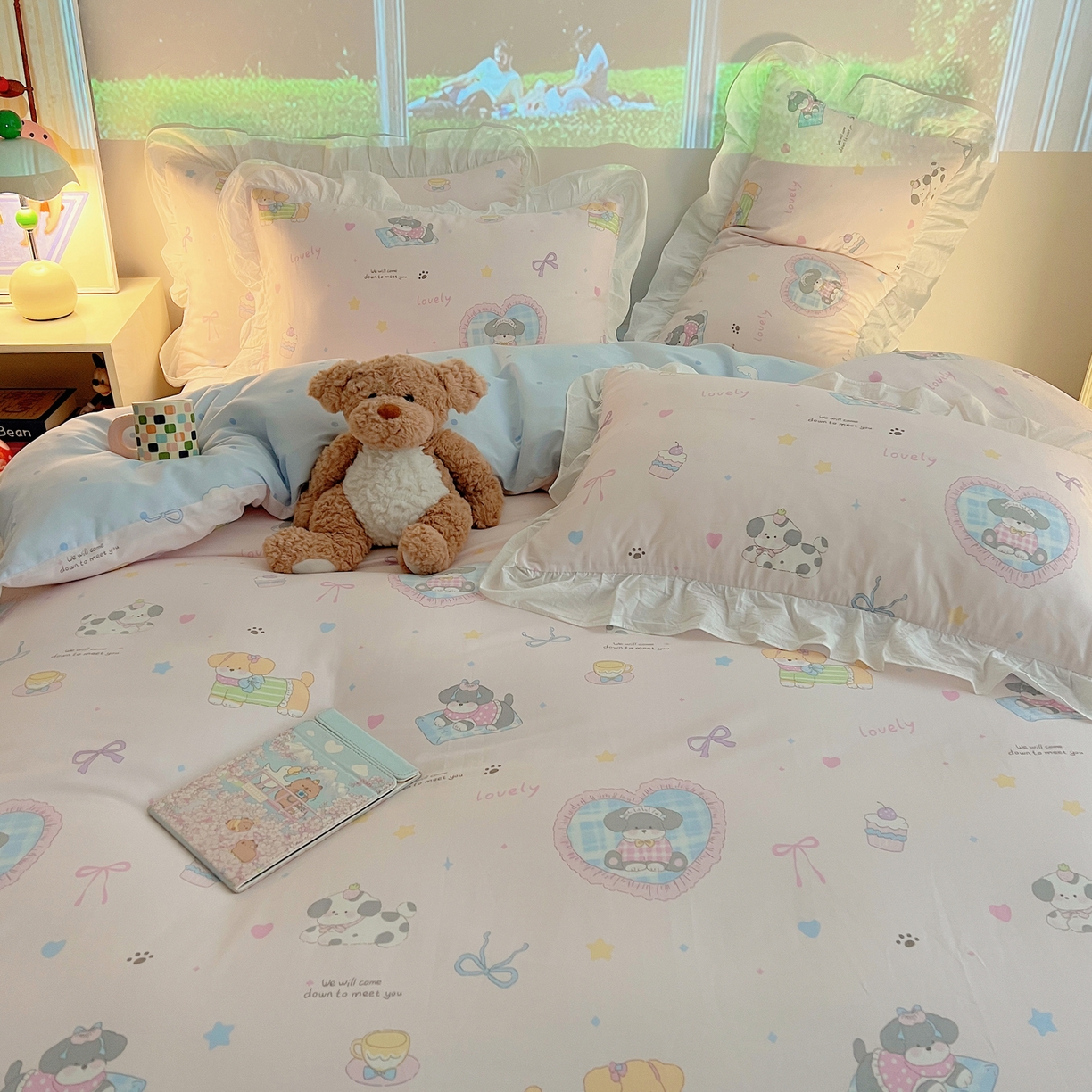 91家纺网 家纺一手货源 找家纺 六巷胡同 2026春夏新款韩系花边款卡通全棉四件套（第二系列）风格一 花边小狗茶话会