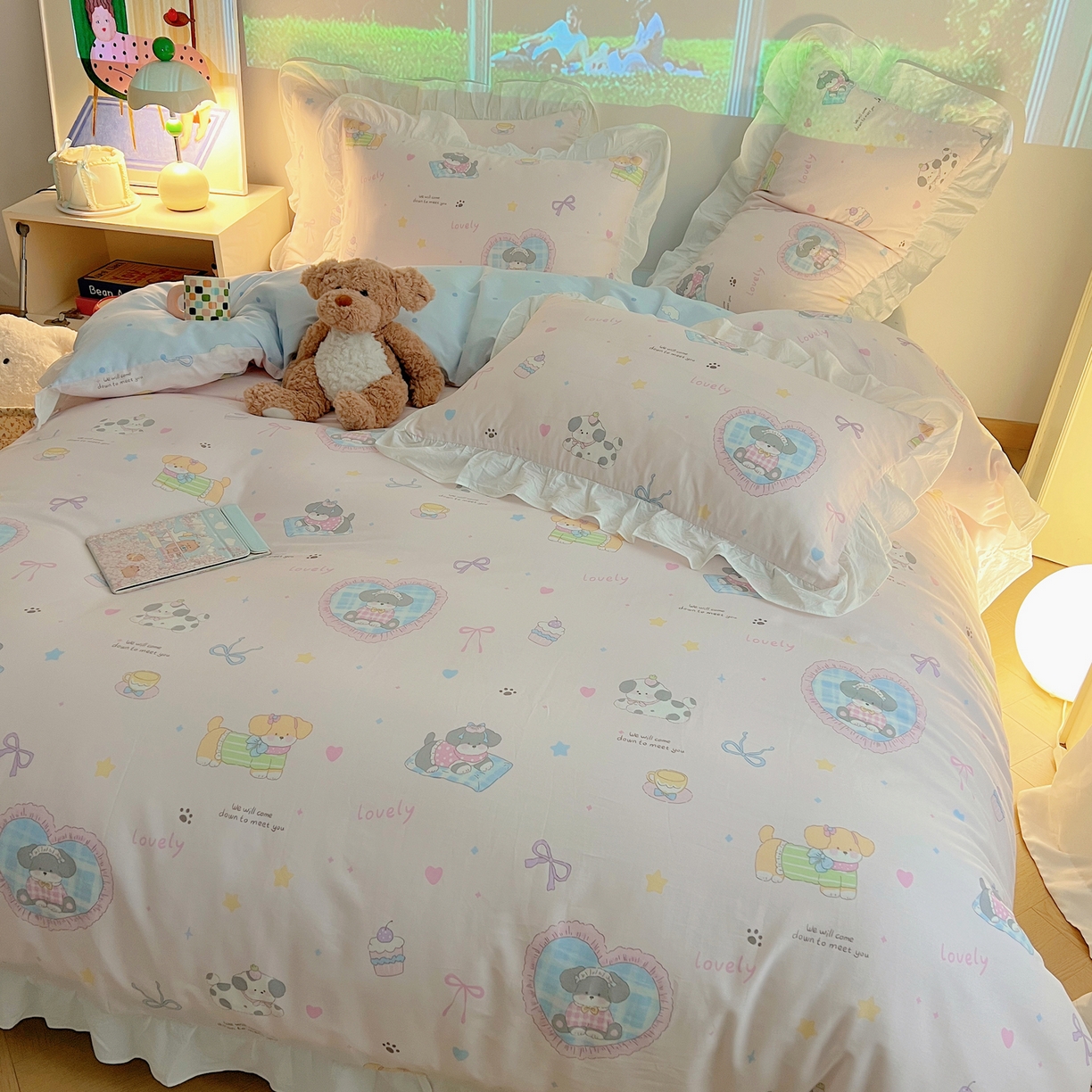 91家纺网 家纺一手货源 找家纺 六巷胡同 2026春夏新款韩系花边款卡通全棉四件套（第二系列）风格一 花边小狗茶话会