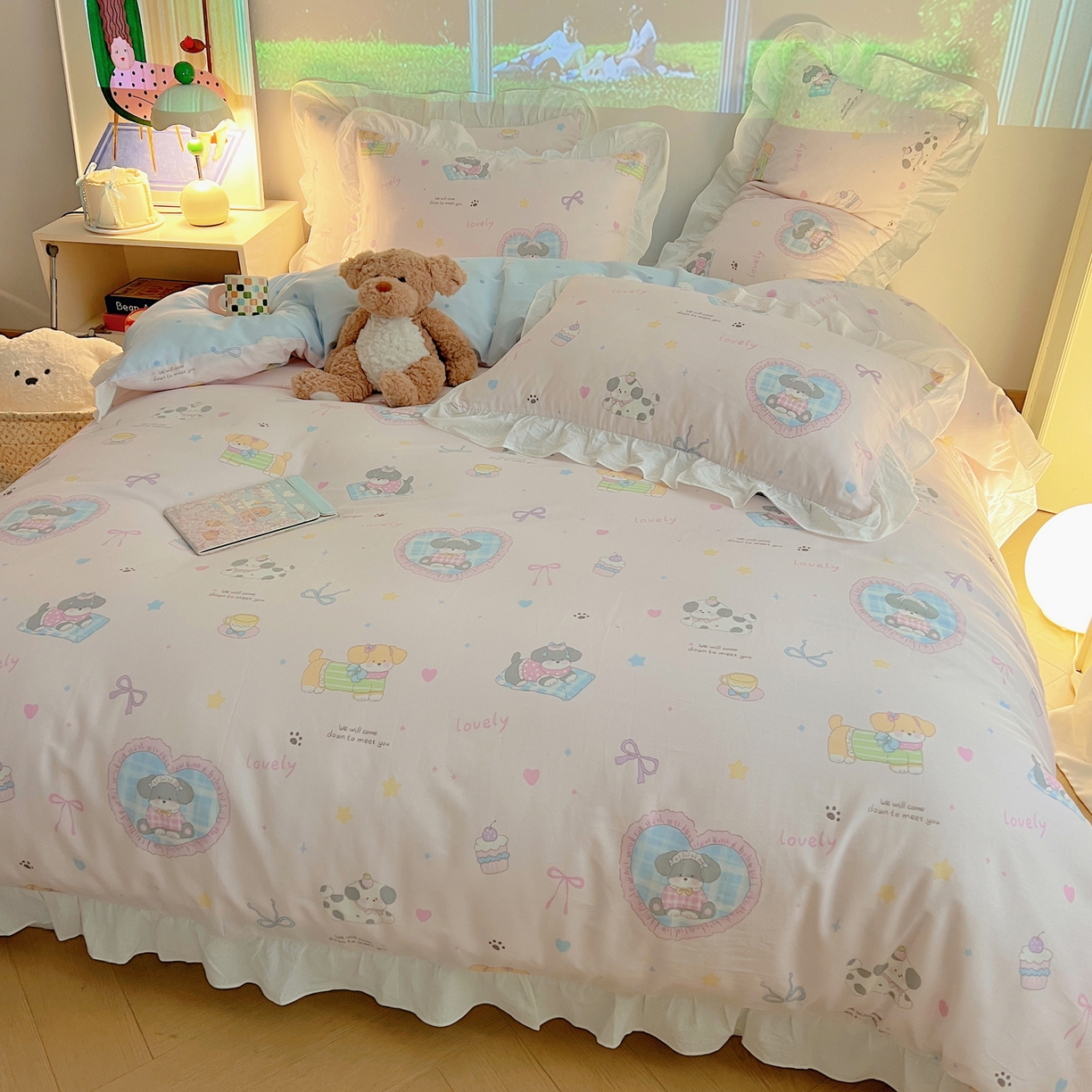 91家纺网 家纺一手货源 找家纺 六巷胡同 2026春夏新款韩系花边款卡通全棉四件套（第二系列）风格一 花边小狗茶话会