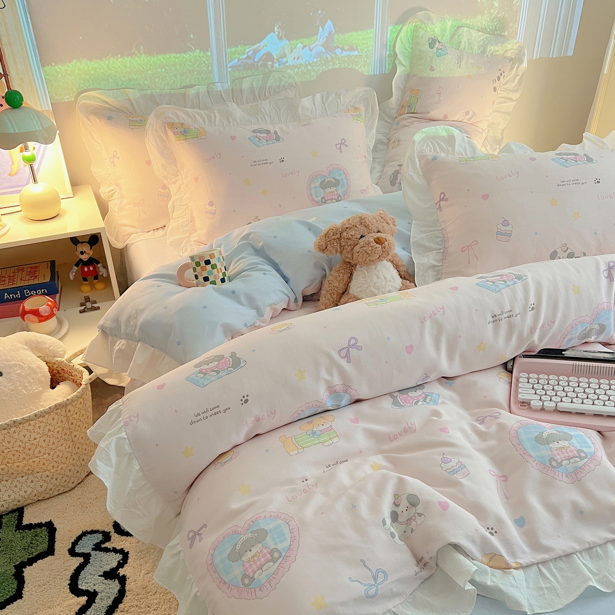 91家纺网 家纺一手货源 找家纺 六巷胡同 2026春夏新款韩系花边款卡通全棉四件套（第二系列）风格一 花边小狗茶话会