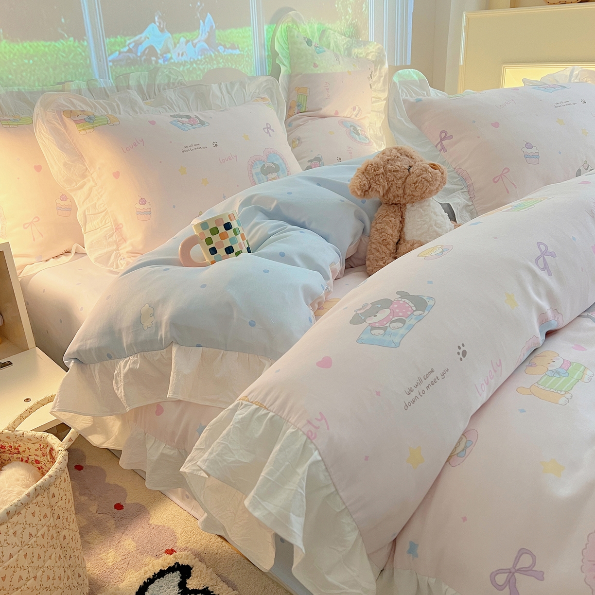 91家纺网 家纺一手货源 找家纺 六巷胡同 2026春夏新款韩系花边款卡通全棉四件套（第二系列）风格一 花边小狗茶话会