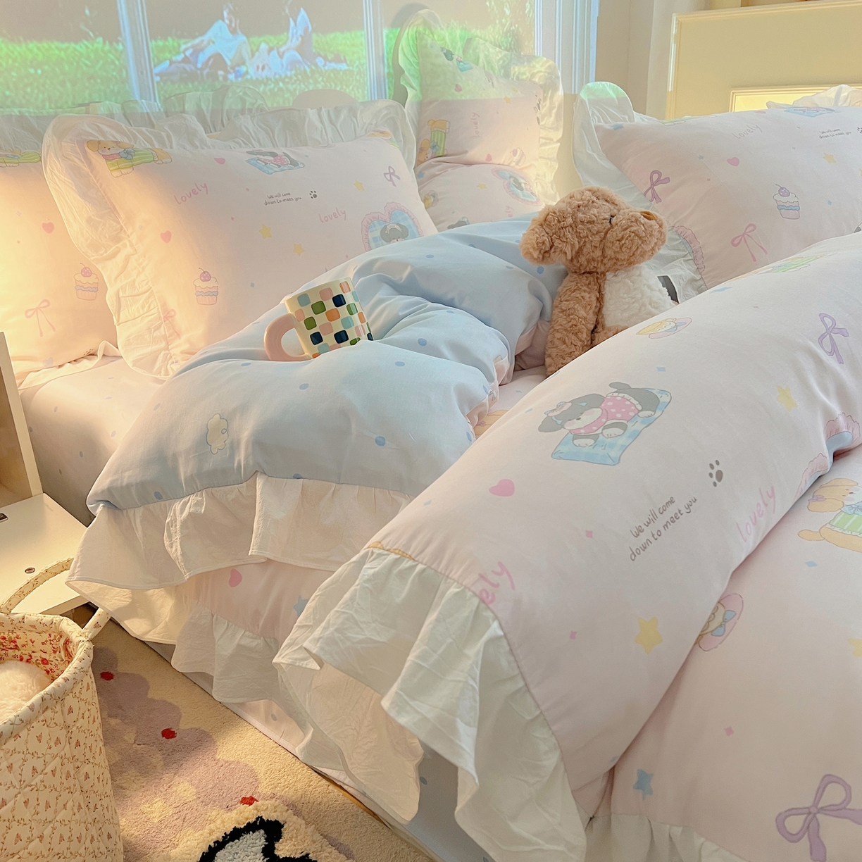 91家纺网 家纺一手货源 找家纺 六巷胡同 2026春夏新款韩系花边款卡通全棉四件套（第二系列）风格一 花边小狗茶话会