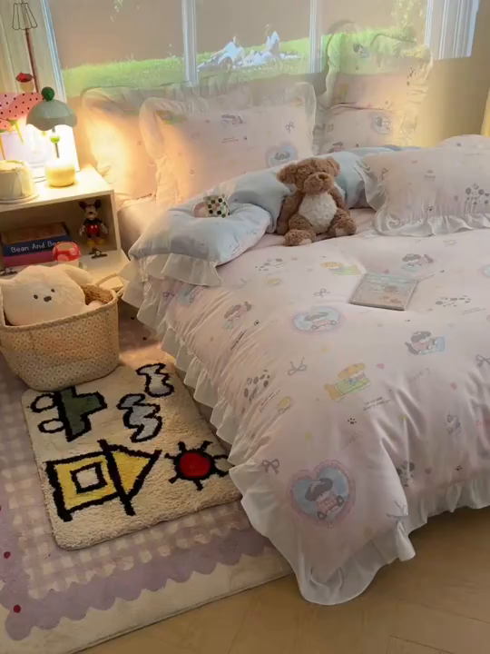 91家纺网 家纺一手货源 找家纺 六巷胡同 2026春夏新款韩系花边款卡通全棉四件套（第二系列）风格一 花边小狗茶话会