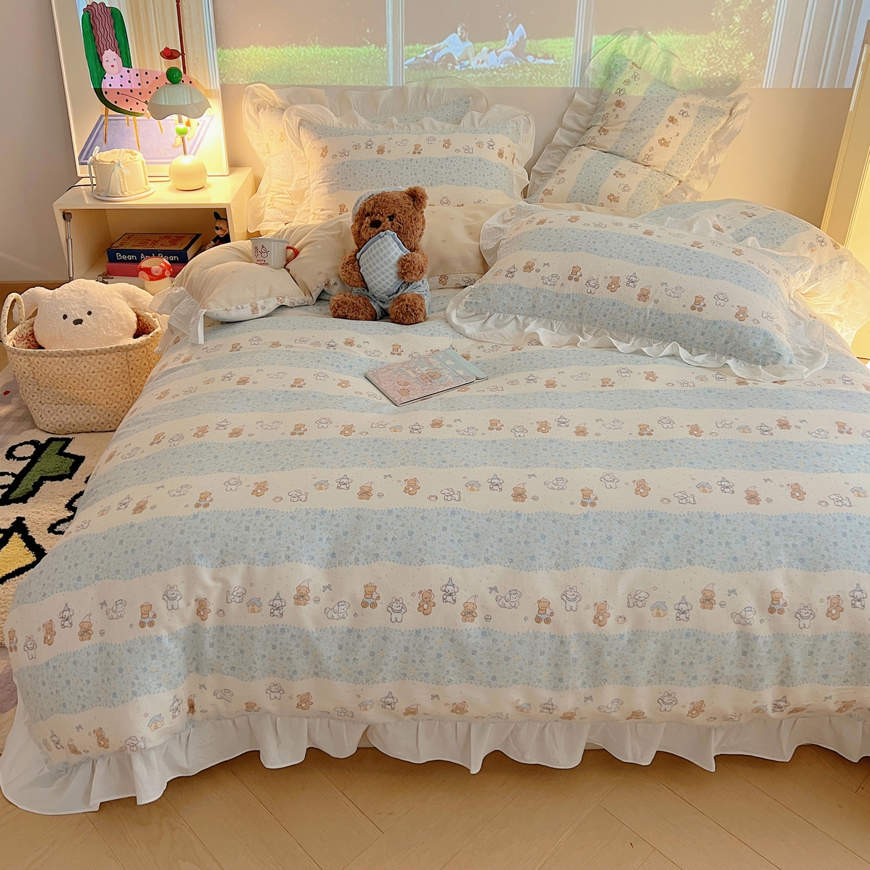 91家纺网 家纺一手货源 找家纺 六巷胡同 2026春夏新款韩系花边款卡通全棉四件套（第二系列）风格一 花边熊友赏花集
