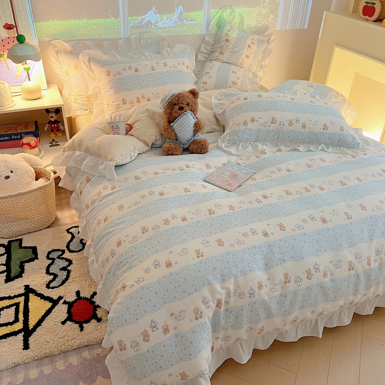 91家纺网 家纺一手货源 找家纺 六巷胡同 2026春夏新款韩系花边款卡通全棉四件套（第二系列）风格一 花边熊友赏花集