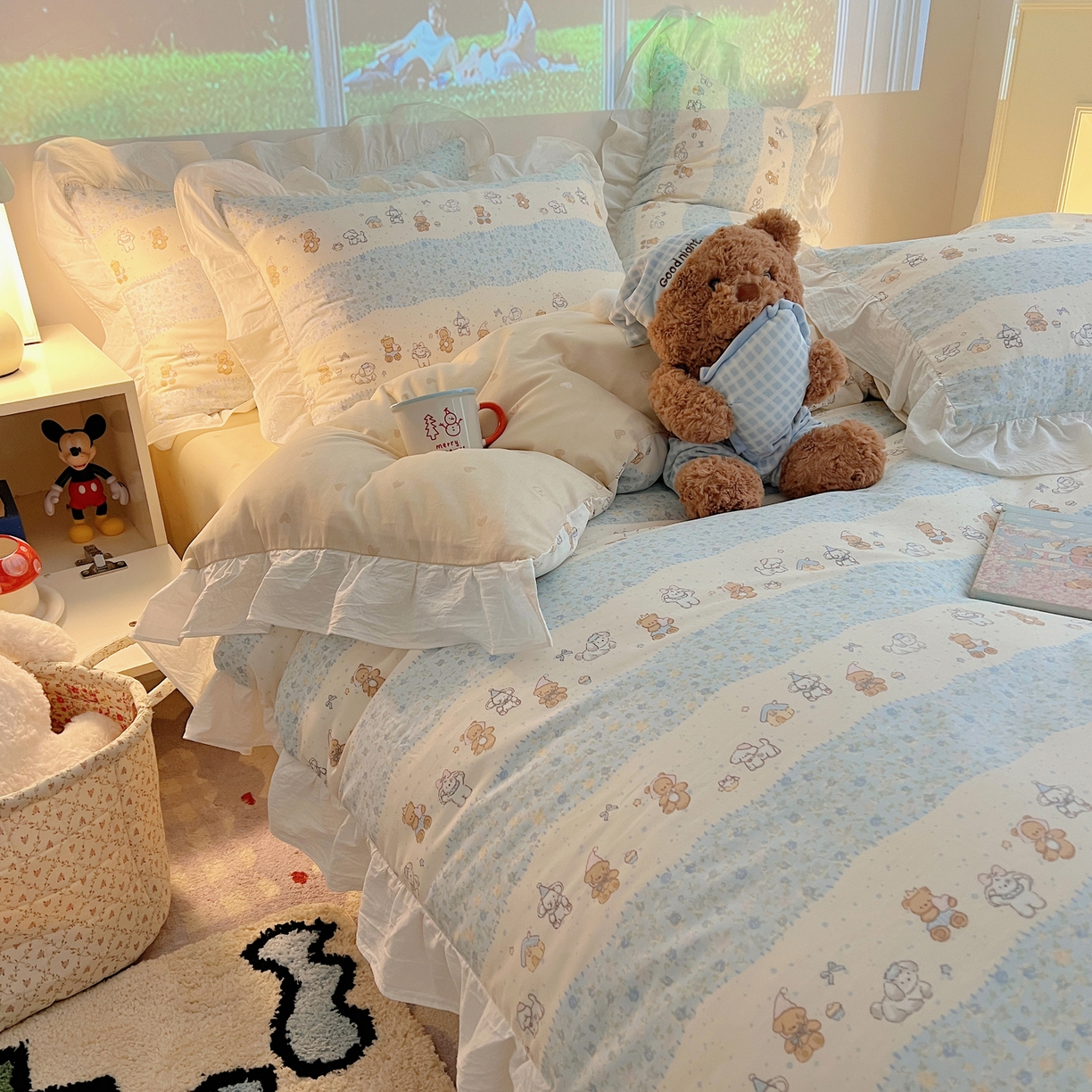 91家纺网 家纺一手货源 找家纺 六巷胡同 2026春夏新款韩系花边款卡通全棉四件套（第二系列）风格一 花边熊友赏花集