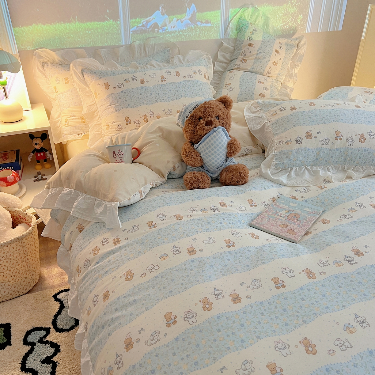 91家纺网 家纺一手货源 找家纺 六巷胡同 2026春夏新款韩系花边款卡通全棉四件套（第二系列）风格一 花边熊友赏花集