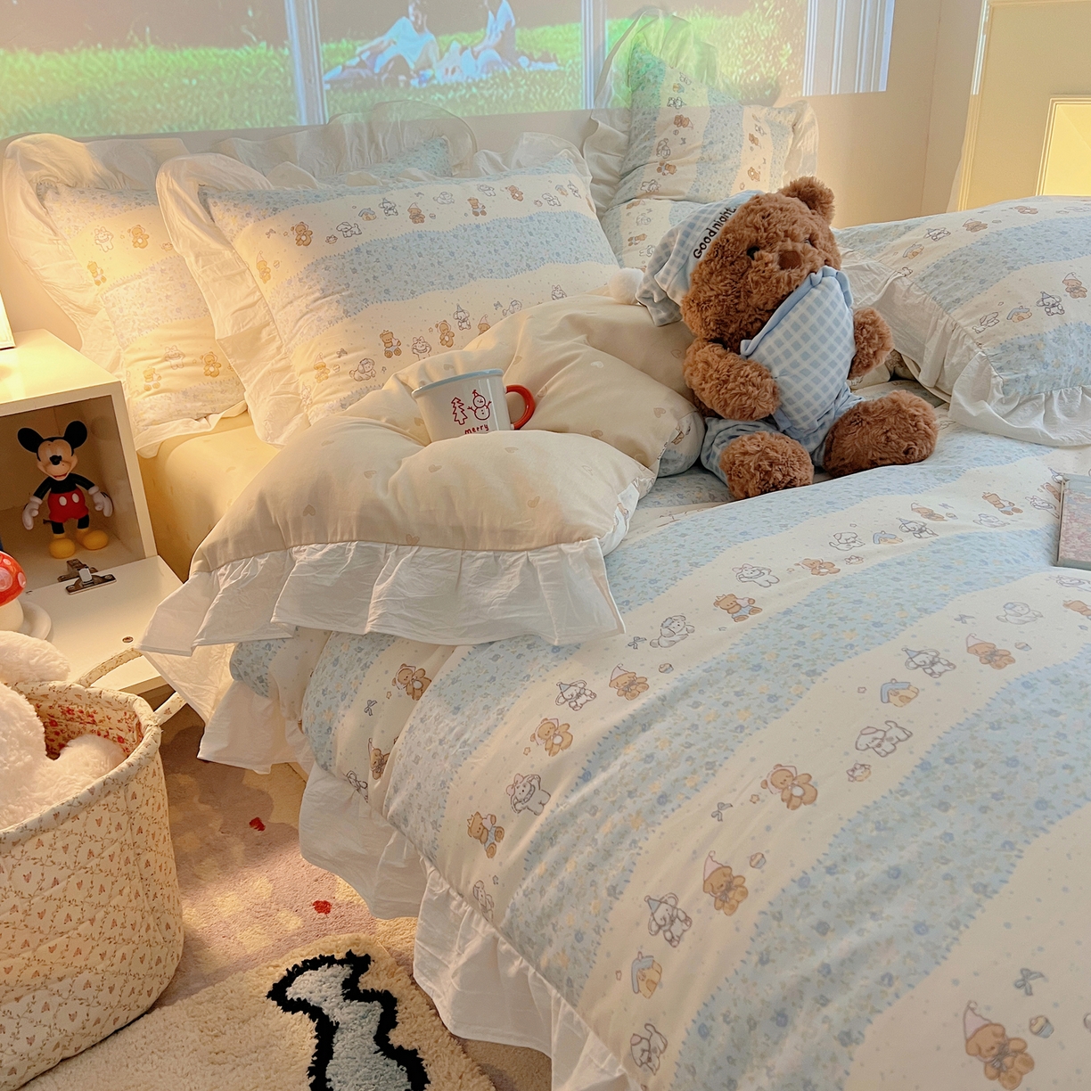 91家纺网 家纺一手货源 找家纺 六巷胡同 2026春夏新款韩系花边款卡通全棉四件套（第二系列）风格一 花边熊友赏花集